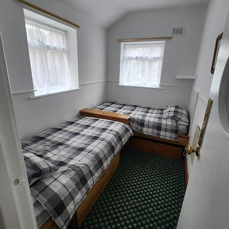 Queens Guest House Бістон Екстер'єр фото