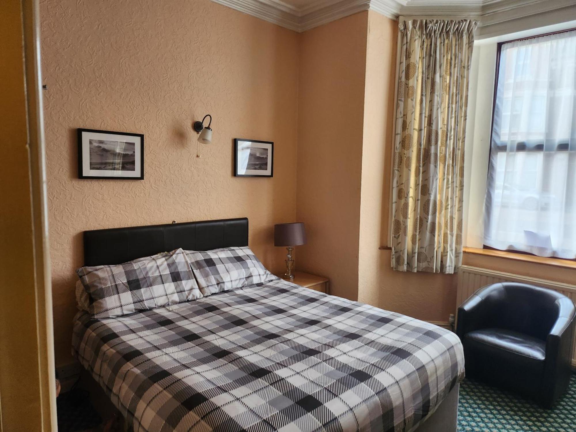 Queens Guest House Бістон Екстер'єр фото