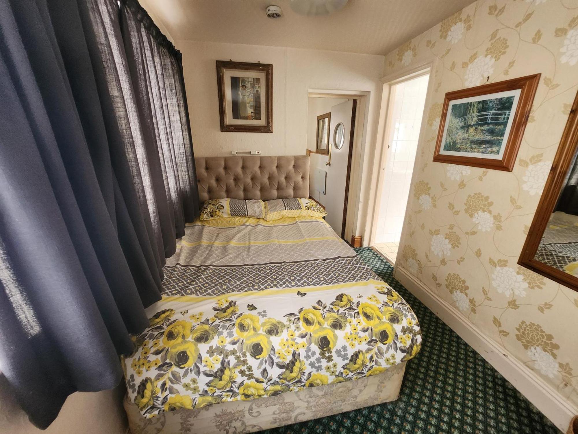 Queens Guest House Бістон Екстер'єр фото